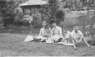 Me,co^ Thanh,Trong,uncle Liu,uncle La^n